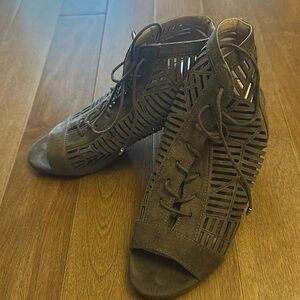 Women’s open toe booties Sam Edelman 6 1/2 beige/tan laced up.